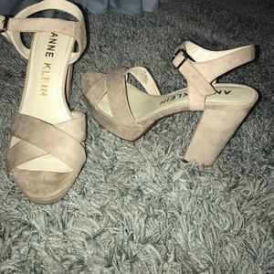 Anne Klein nude heels never worn